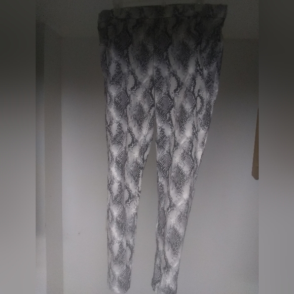 🖤4/$10 Snake Print Jeggings - Picture 1 of 3